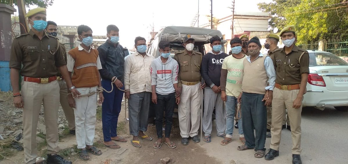Police raid on crackers factory recovered illegle patakha 7 accused arrested in azamgarh up
