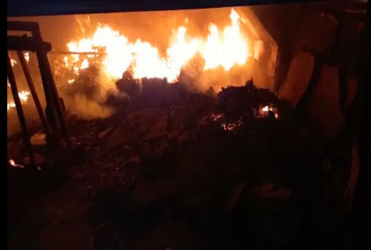 Azamgarh dabangs burnt hotel at night if meat was not fed for free