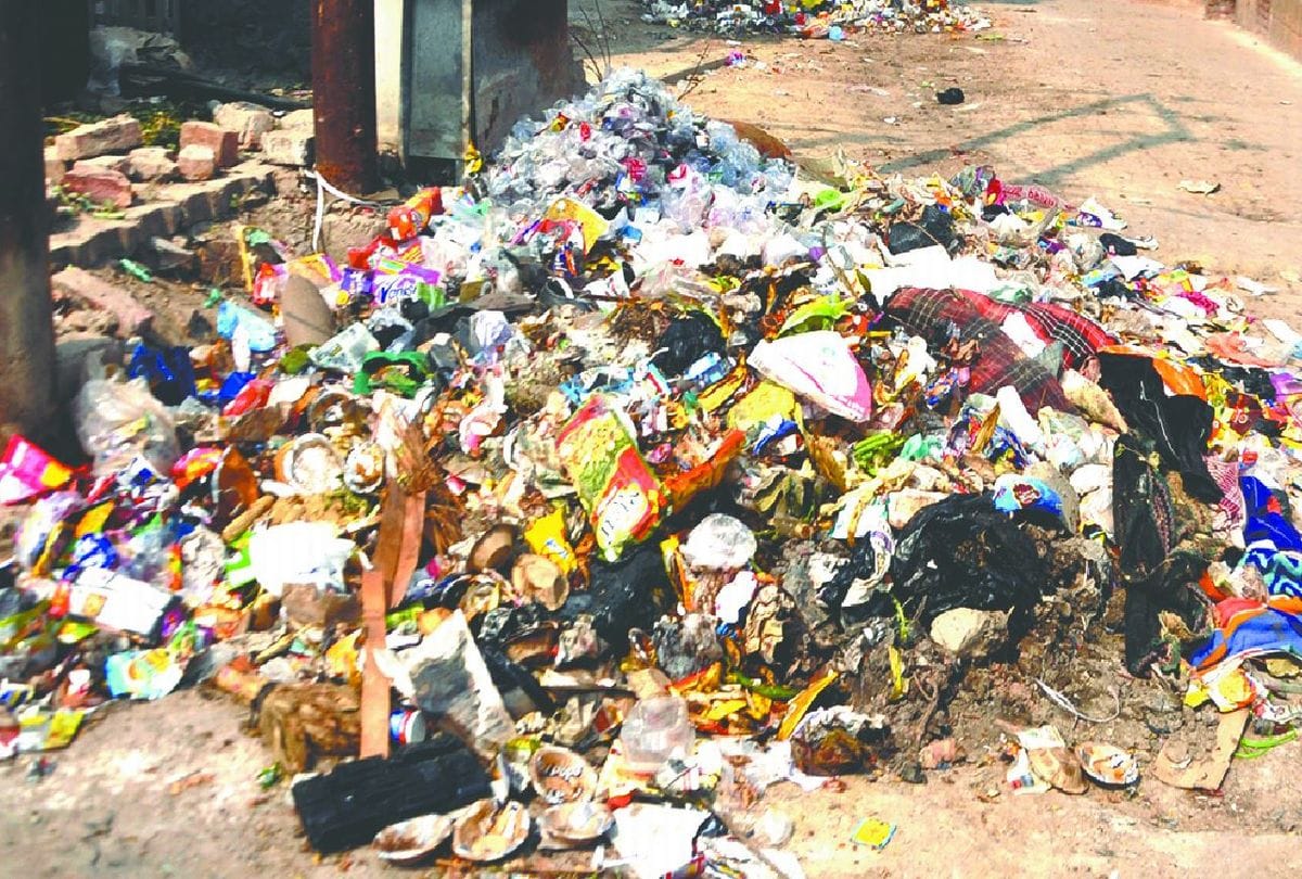 municipal corporation sanitation workers did not collect garbage from slums in Agra