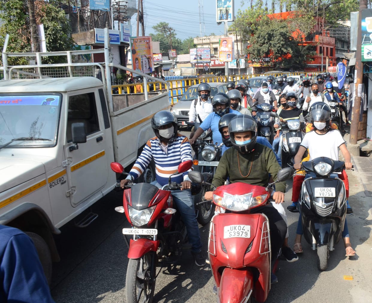 Jam was in place in the city for the second day as well, in the evening, the police were called to remove the jam on ITI Road