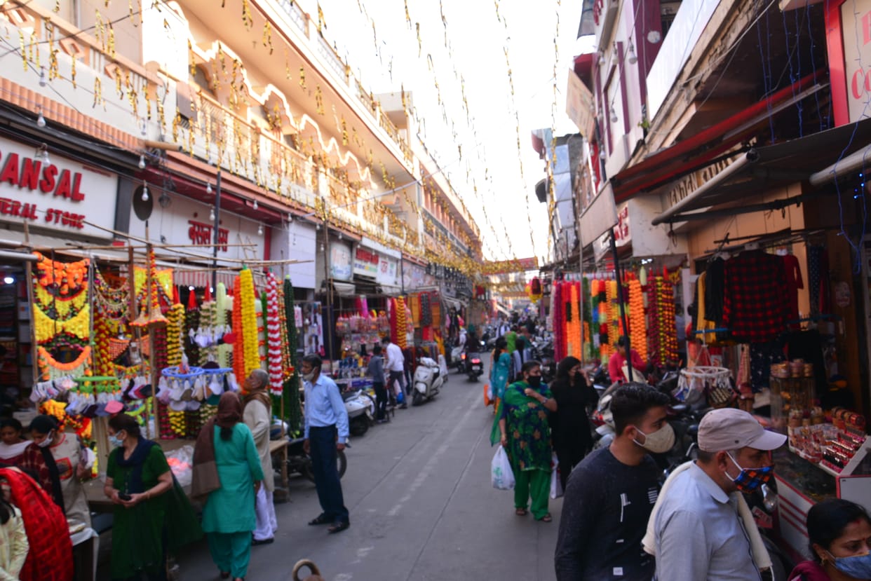 Market adorned on Diwali, trend changed
