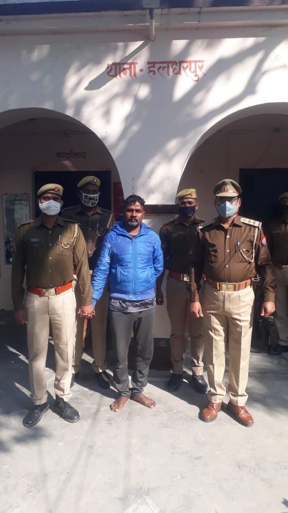 25 thousand prize crook arrested with bike, tamancha