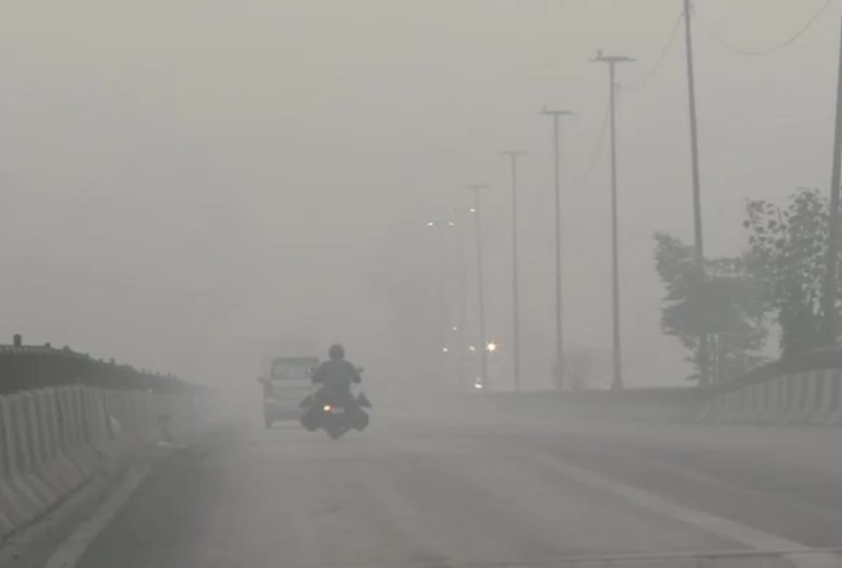 delhi air quality index reaches to very poor category, Fog reduced visibility