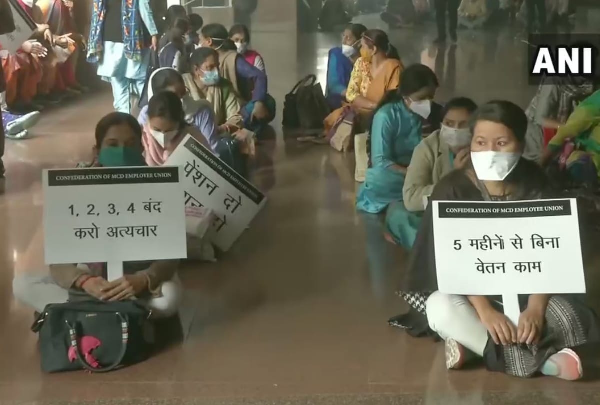 Delhi mcd workers protest at civic centre for non payment of salary pension for 5 months goes on indefinite strike