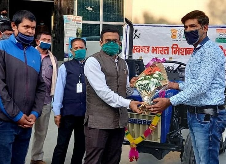 Mini Swaraj tractors distributed to the village authorities for garbage disposal