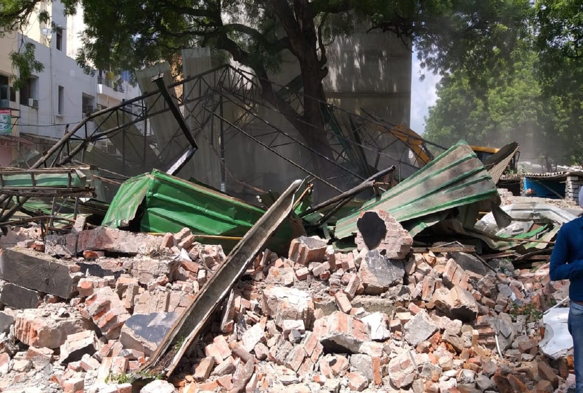 PDA team arrives on spot to demolish house of histriator Ashok Yadav in Jhunsi