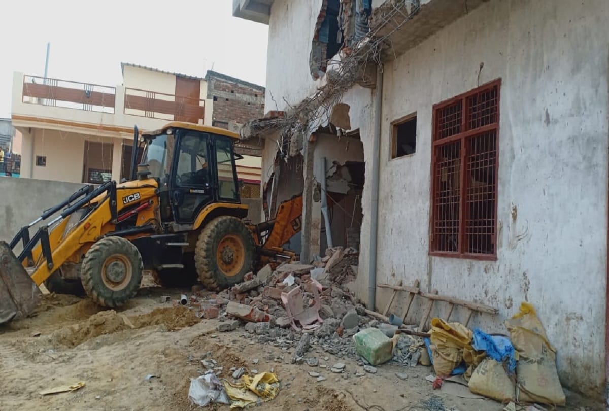 PDA team arrives on spot to demolish house of histriator Ashok Yadav in Jhunsi