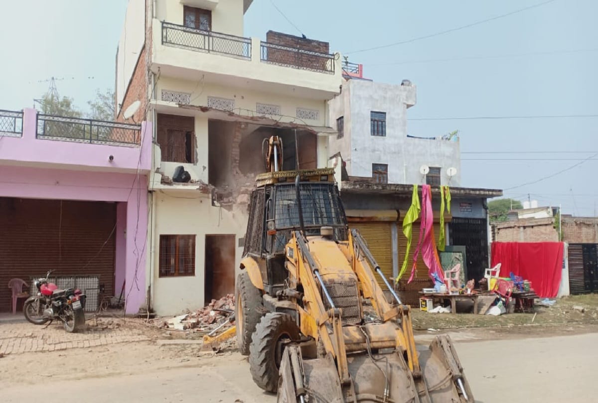 PDA team arrives on spot to demolish house of histriator Ashok Yadav in Jhunsi