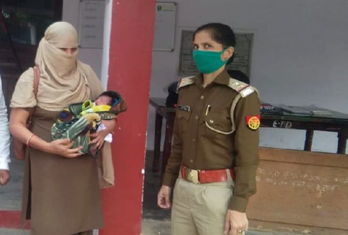 woman found newborn baby on footpath in agra