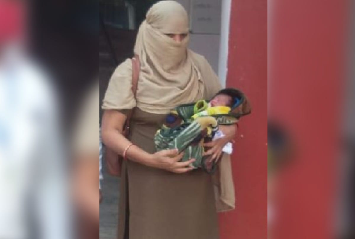 woman found newborn baby on footpath in agra