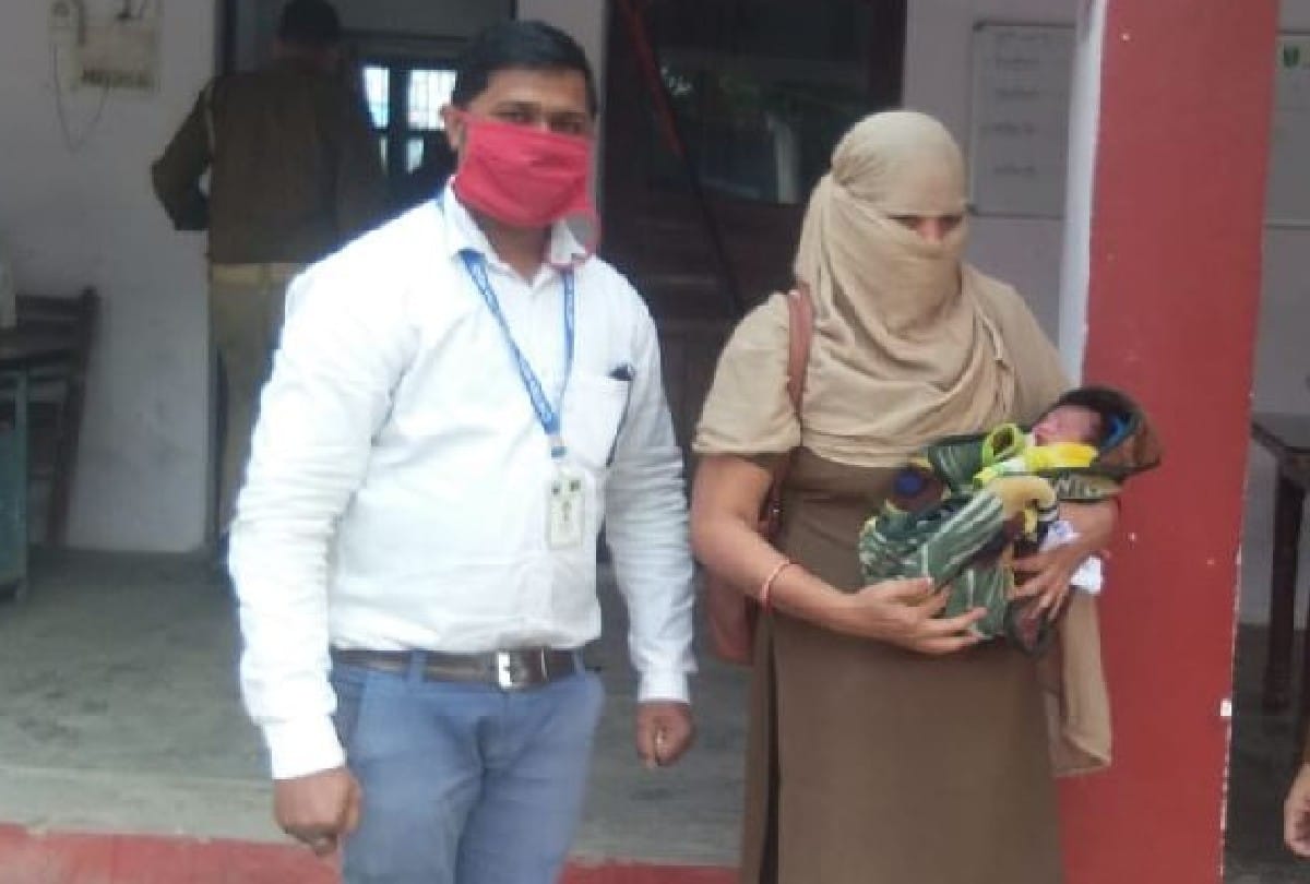 woman found newborn baby on footpath in agra