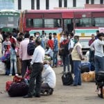 रोडवेज बस अड्डे पर यात्रियों की भीड़।