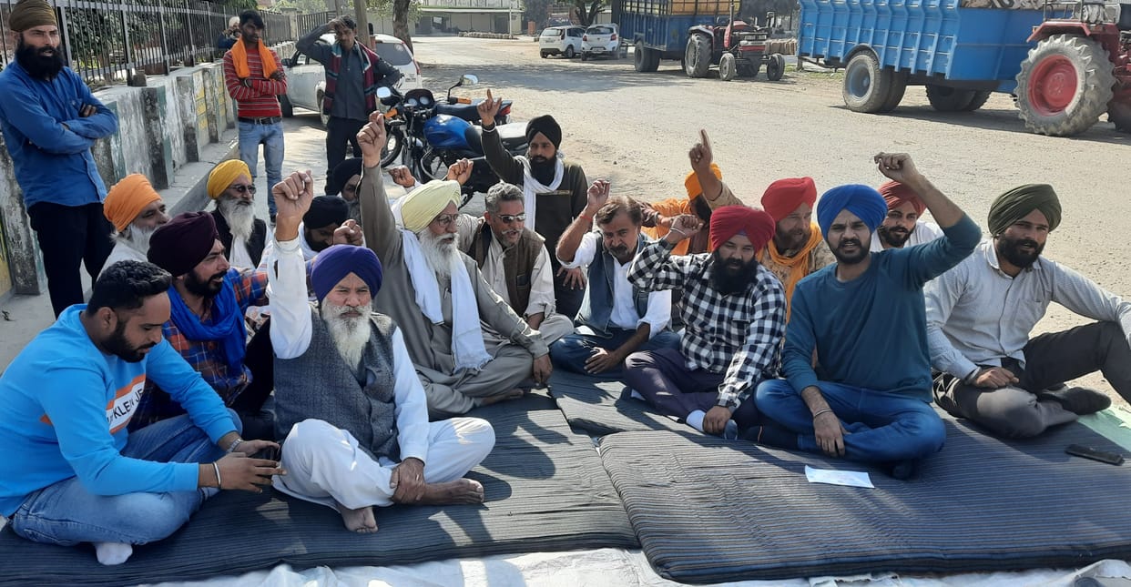Farmers protest against not buying paddy