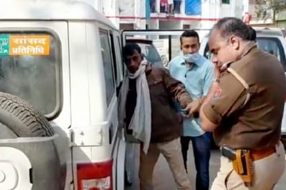 murder accused arrived police station to surrender , handed over pistol to inspector