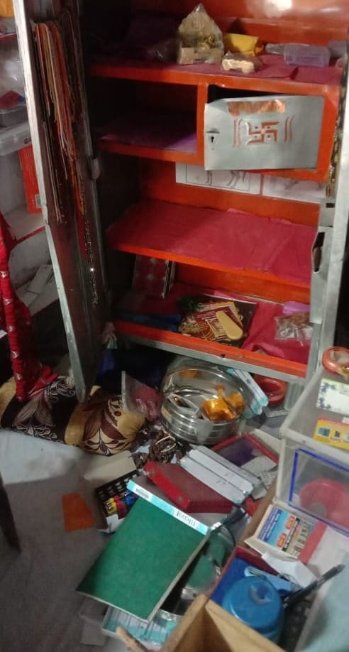 Four lakh cash and jewelery stolen from gold and silver shop