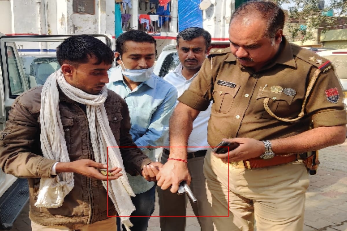murder accused arrived police station to surrender , handed over pistol to inspector