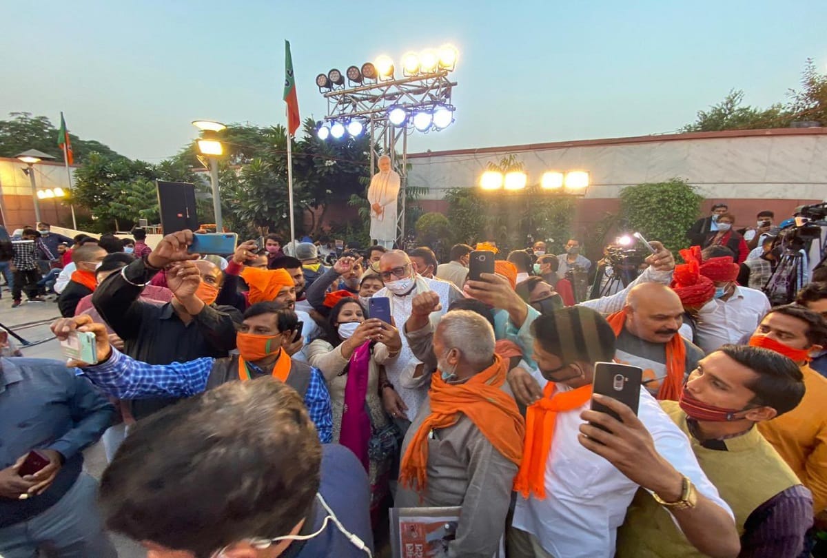 Bihar election celebration Modi Nadda's cut out in BJP office Delhi workers wearing saffron safa