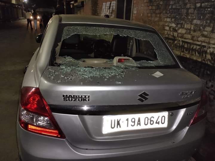 The glass of the former councilor's car broke