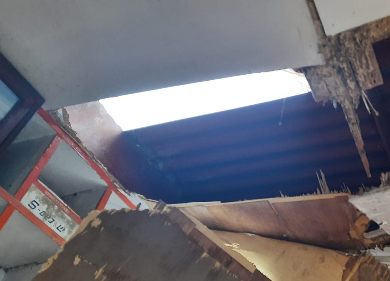 Thieves steal mobile shop, steal mobiles worth millions