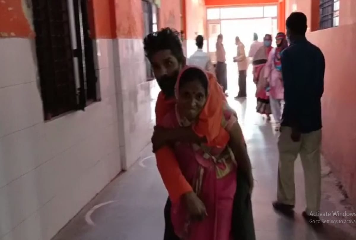 Woman carrying her husband on shoulder for treatment after she not getting stretcher on hospital in pratapgarh