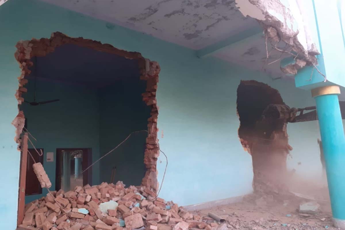 big action by Muzaffarnagar administration on illegal occupation, demplised the religious place