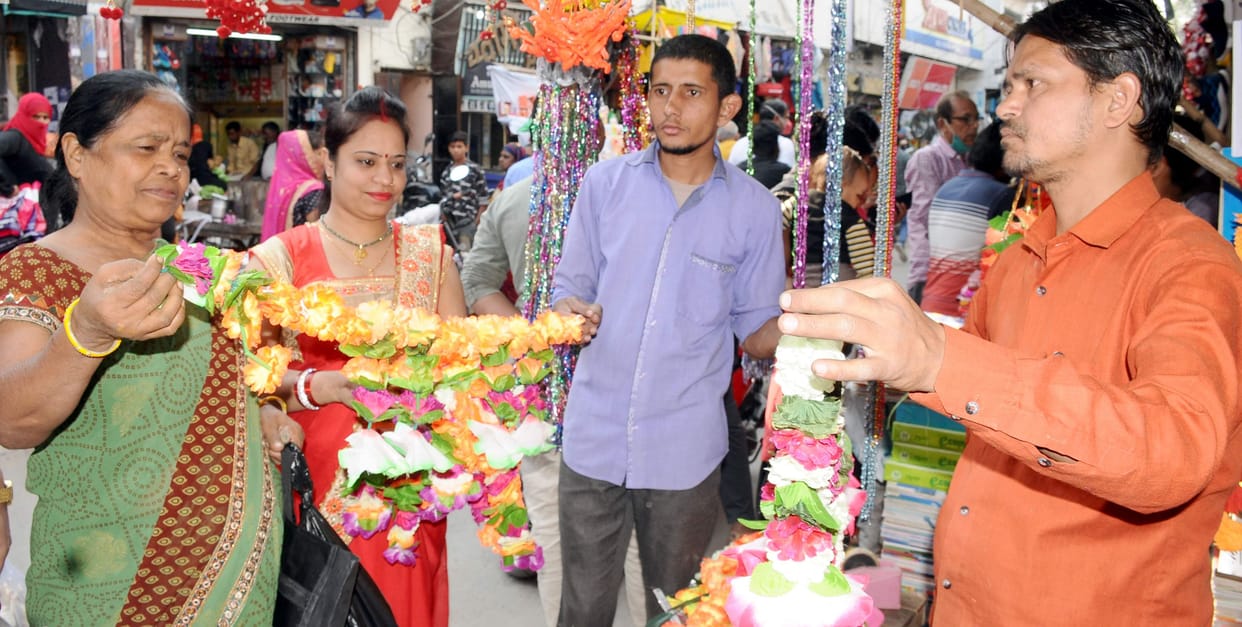 crowd in market on dhanteras