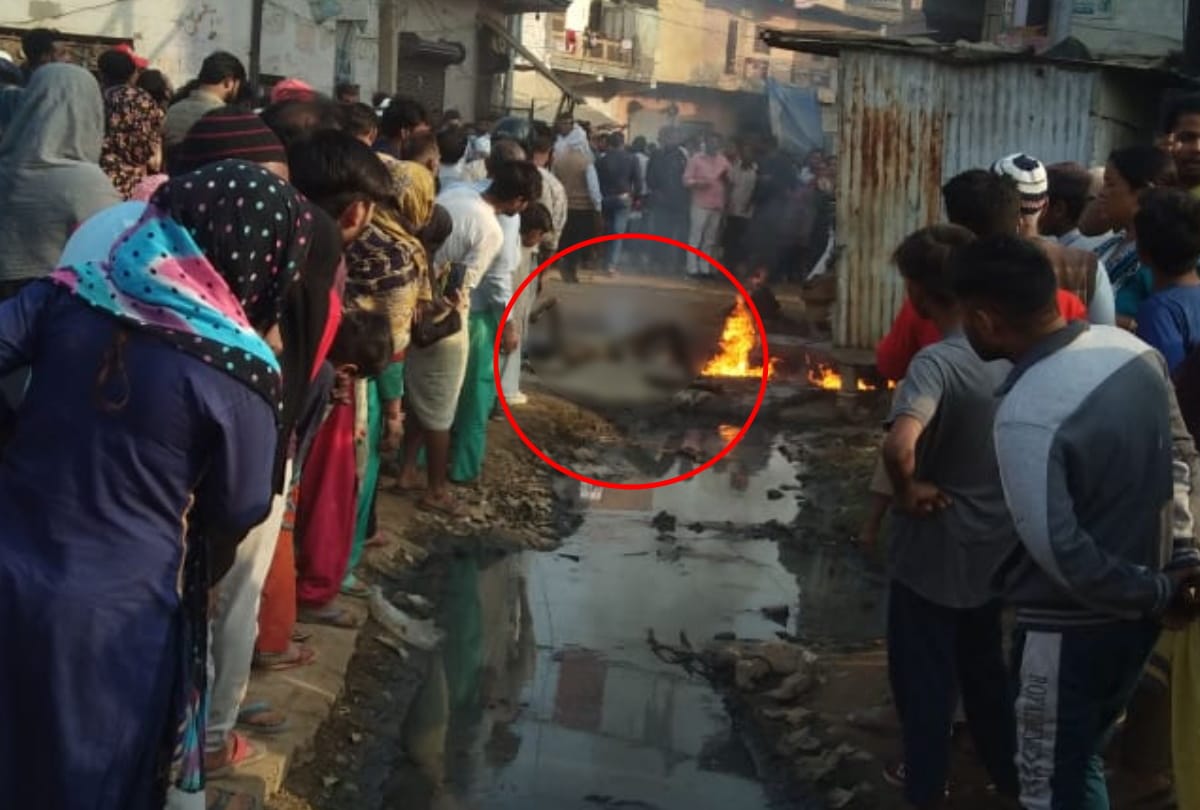 Ghaziabad 11000 watt hi tension electric cable fall on shop one man died of fire on spot other admitted in serious condition
