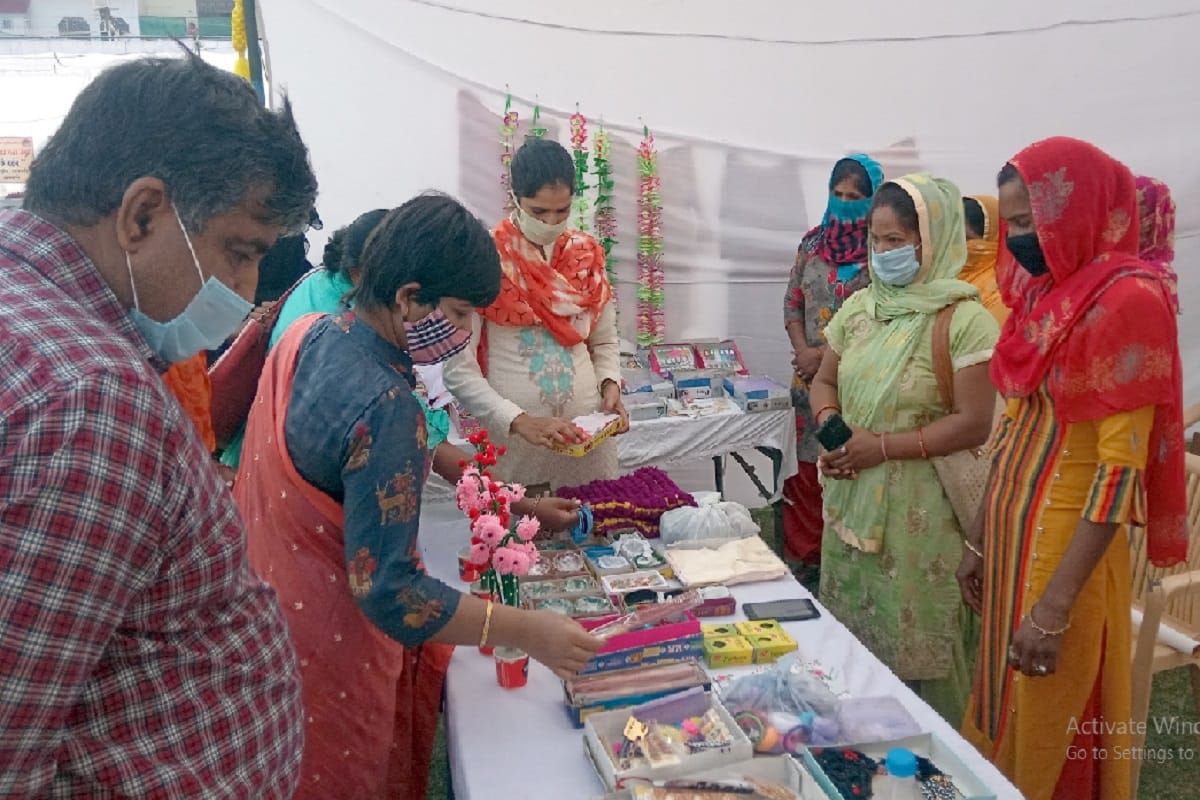 Amar Ujala Exclusive Report: women join groups to make decorative items in Shamli