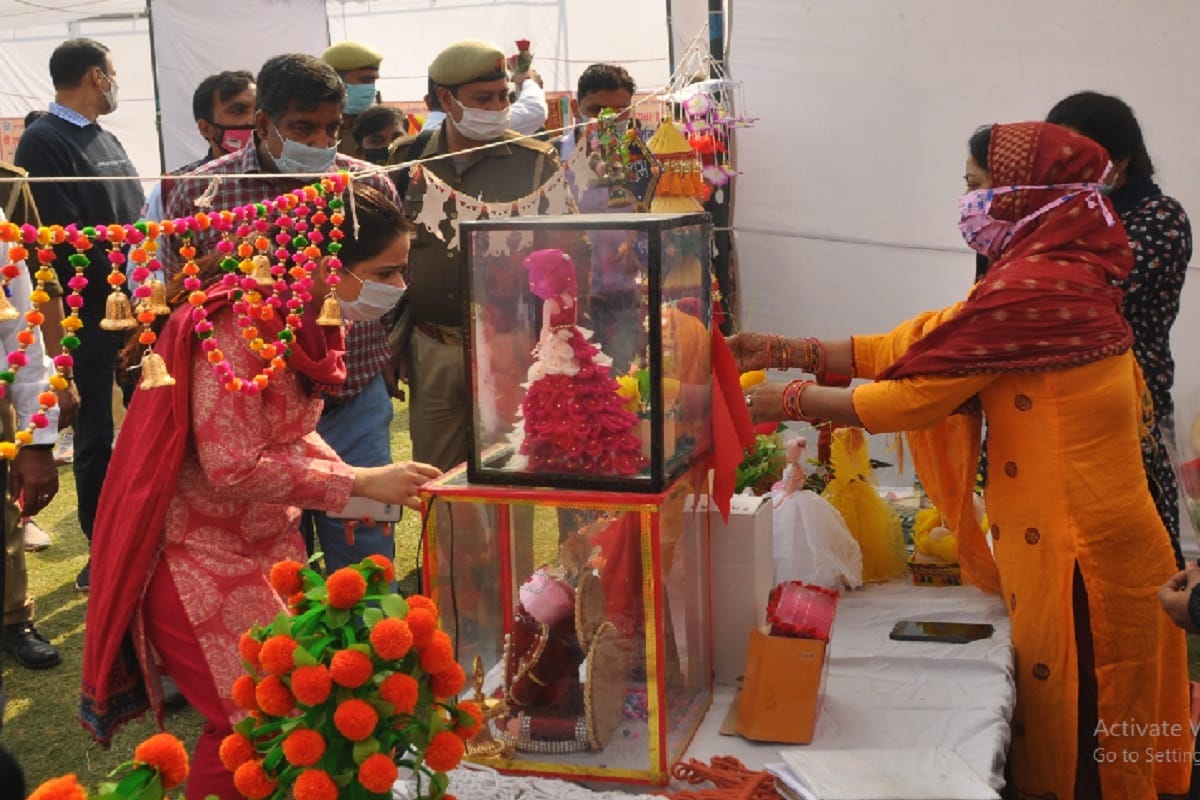 Amar Ujala Exclusive Report: women join groups to make decorative items in Shamli