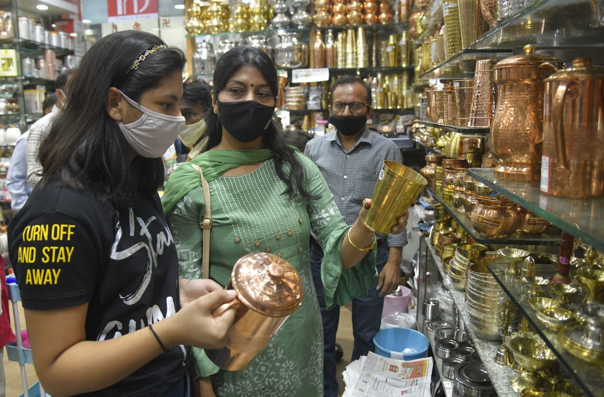 Bazaars adorned on Dhanteras .. Crowded rush to buy jewelery and utensils