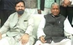 ोटो- 28- शाहाबाद में पत्रकारों से वार्ता करते सांसद डॉ. अशोक वाजपेयी साथ में अजय वाजपेयी। संवाद