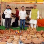 सफेद शर्ट पहने शिवम