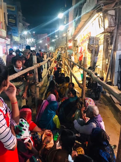 Devotees queued up to see the golden form of Mother Annapurna on Dhanteras