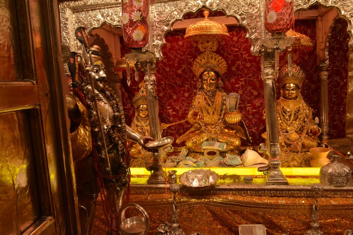 Maa Annapurna giving blessing of treasures there devotees on Dhanteras in varanasi