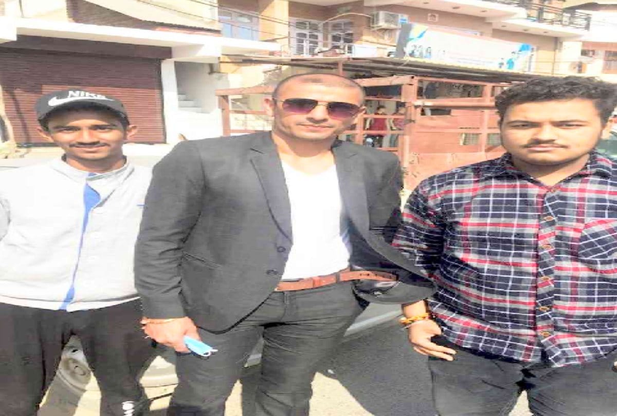 Kabaddi star Ajay Thakur took selfie with children in Solan's Kunihar