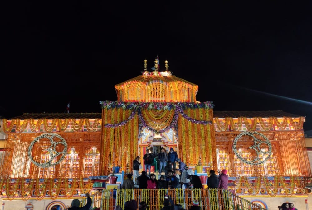 Dhanteras 2020 : Mumbai Pilgrim Decorate Badrinath Dham With 12 Quintal Genda Flowers
