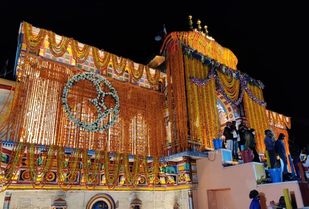 char dham yatra 2021: badrinath dham temple decorated with 17 quintals of flowers