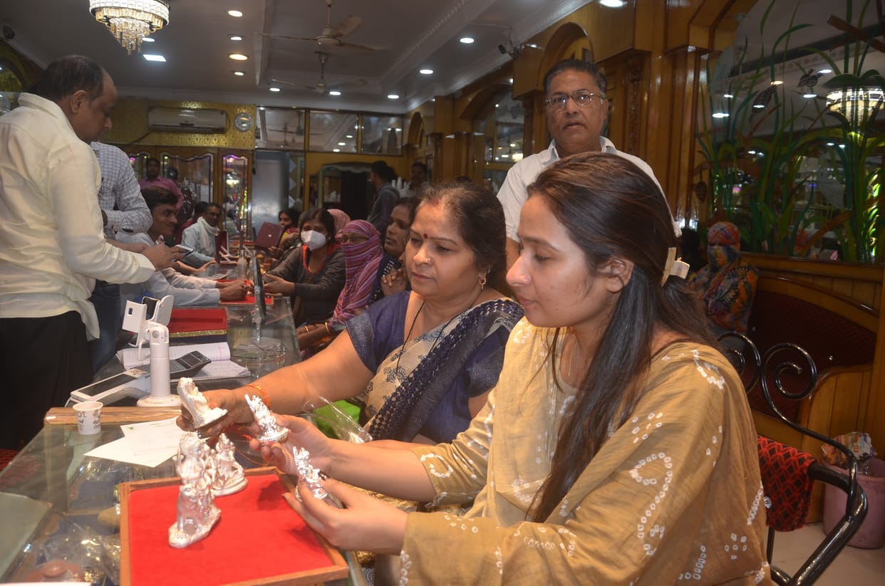 Not only gold and silver coins, Lakshmi Ganesh also increased craze