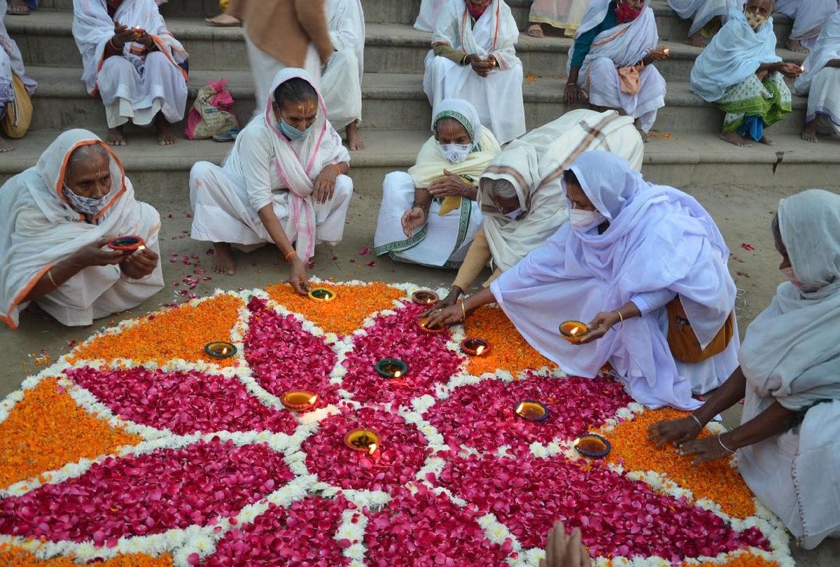 Diwali 2020 in Keshi Ghat Vrindavan News: Widow Woman Of Vrindavan Celebrate Diwali At Keshi Ghat