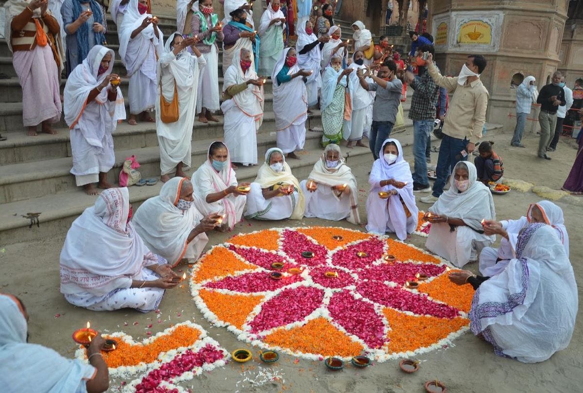 Diwali 2020 in Keshi Ghat Vrindavan News: Widow Woman Of Vrindavan Celebrate Diwali At Keshi Ghat