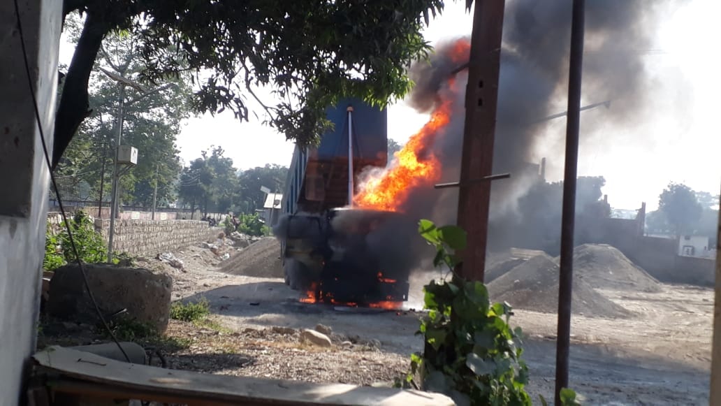 rishikesh news: Dumper caught in fire 11 thousand volt hypertension line