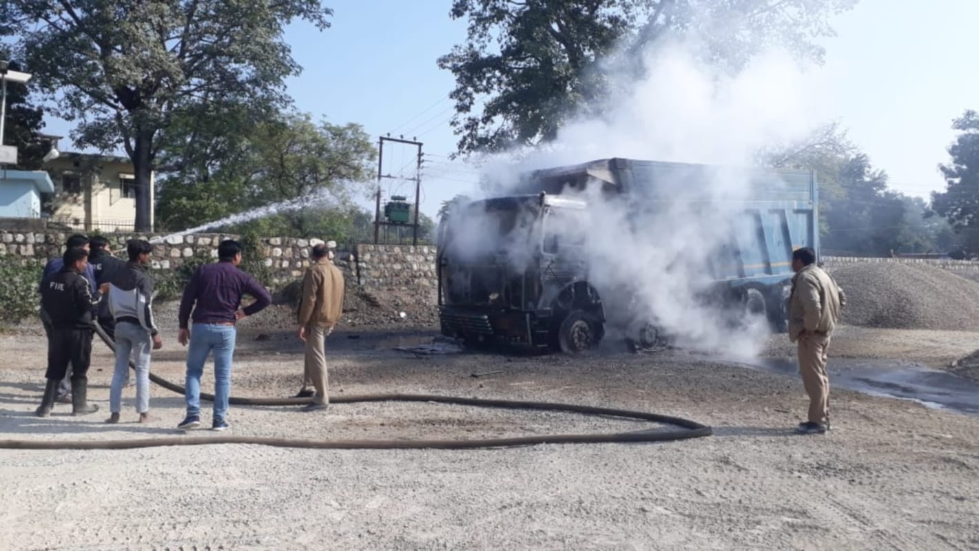 rishikesh news: Dumper caught in fire 11 thousand volt hypertension line