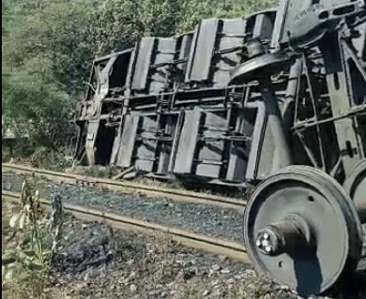 goods train last coach derailed from track while going to Anpara power plant with coal 