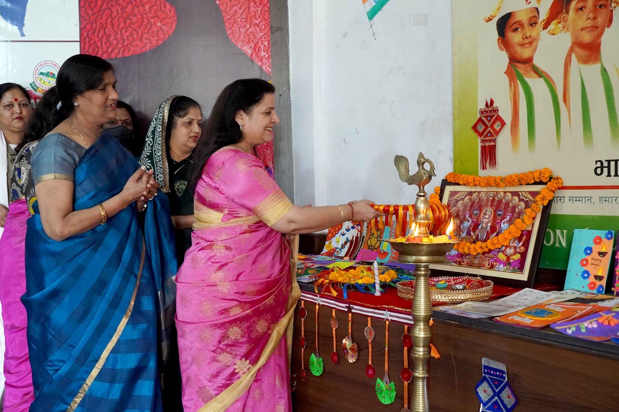 Students show skills in Dia Decoration Competition