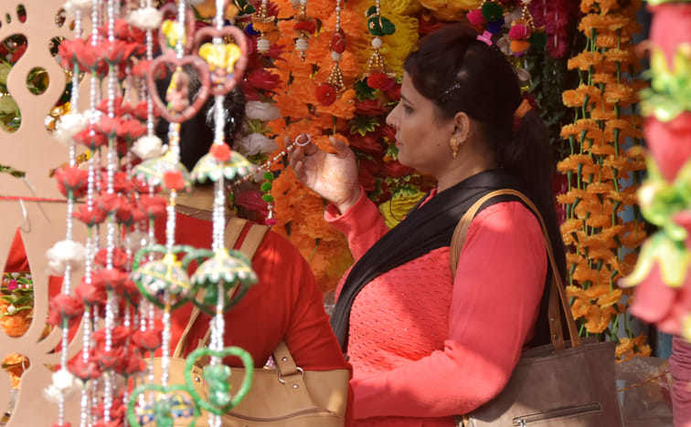 The festivities rose in the markets, the jam hurt