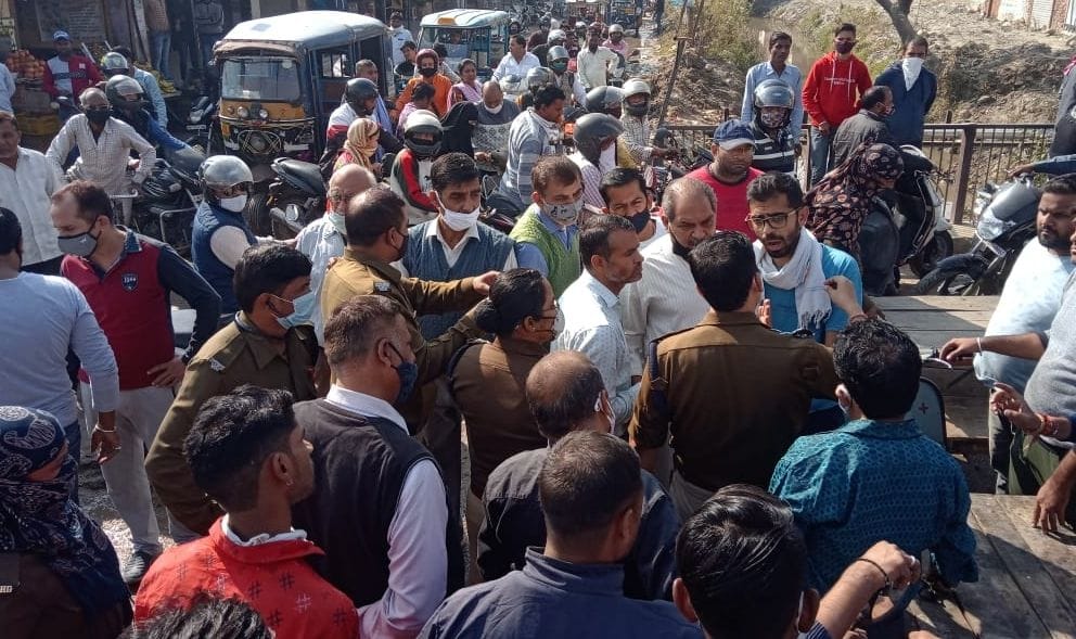 Sewer burnt in market, traders jammed