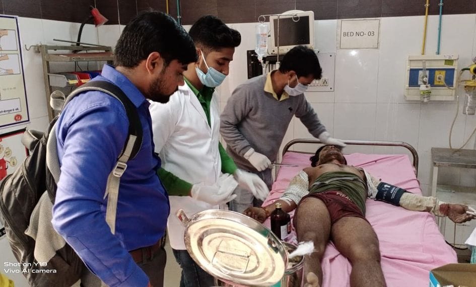 khambhe par chadha lainamain karant kee chapet mein aane se jhulasa