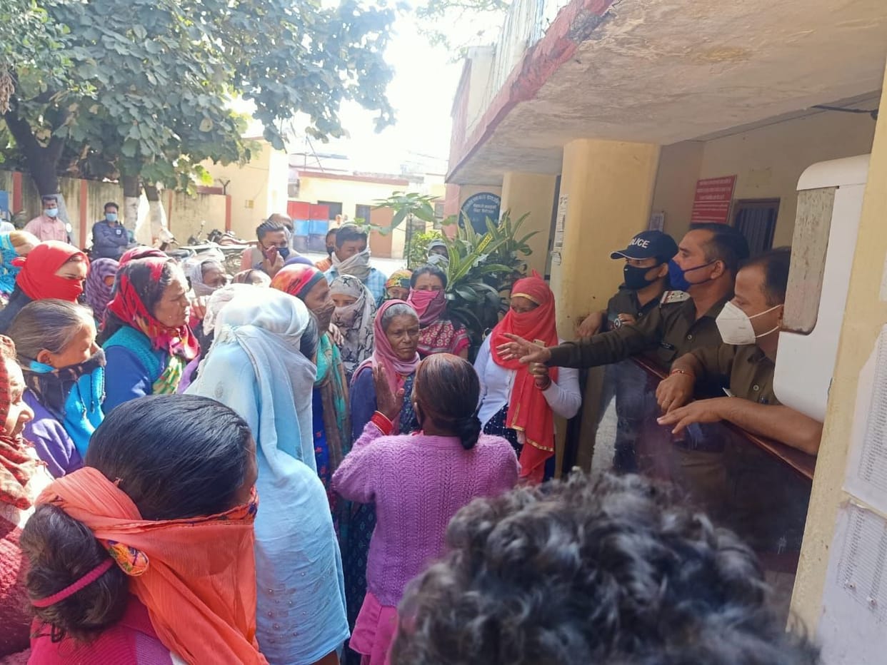 Women uproar for an hour in Kotwali, accused of giving protection to the accused in a dispute about bunds in Bindukhata
