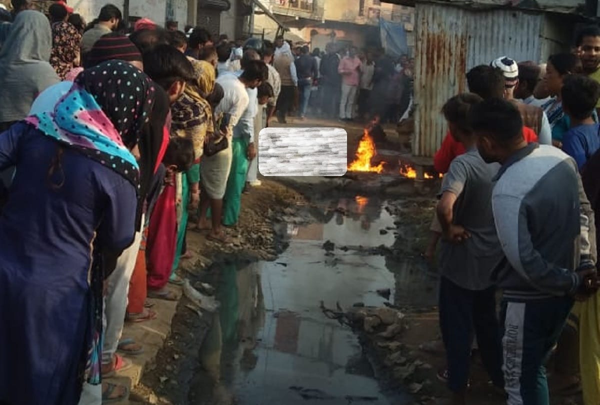Delhi Loni Fire News: Loni fire incident young man kept shouting help people kept making videos see photos