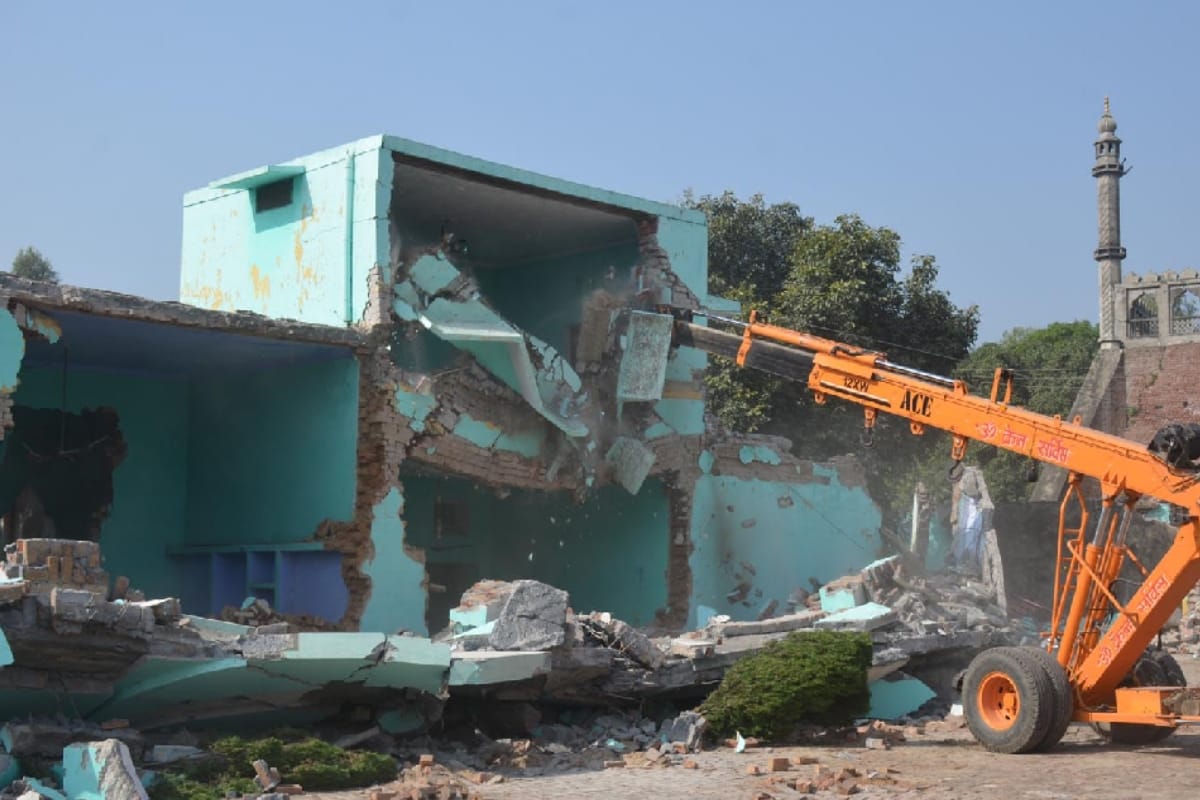 illegal occupation: several rooms of the chillagaah of Khushal were demolished, administration bulldozer lasted for five hours in Muzaffarnagar